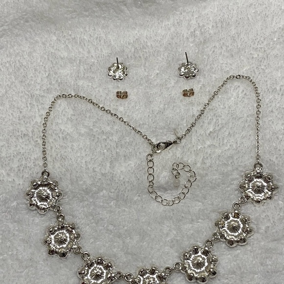 Avon Sparkling Flowers Statement Set - Picture 8 of 12